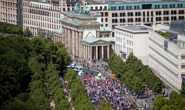 Хиляди в В Германия на марш срещу национализма и 