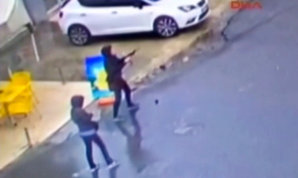 Нападнаха полицейско управление в Истанбул
