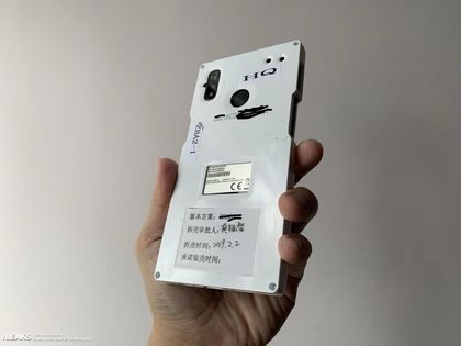 Нова снимка на прототипа на Xiaomi Mi 9: тройна камера и четец на пръстови отпечатъци отзад