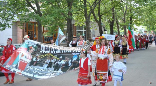 Плъхчето Маузес повежда парада на домашните любимци в Хисаря