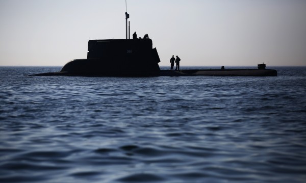 Британска ядрена подводница удари търговски кораб