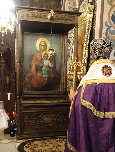 Пазарджик: Десетки миряни посещават църквата „Света Богородица“, за да се поклонят пред чудотворната икона на Божията майка