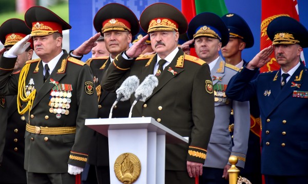 Беларус флиртува с Китай, да го пази от Русия