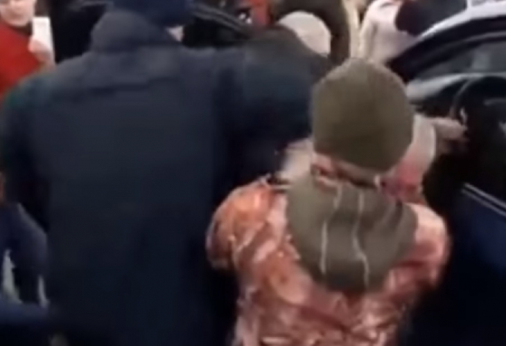 Така правят по света с наглите шофьори: Линчуваха гъзар с БМВ, паркирал по средата на улица, за да пазарува (ВИДЕО 18+)
