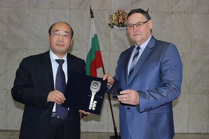 Шумен: Кметът Любомир Христов посрещна китайска делегация от побратимения град Джънджоу