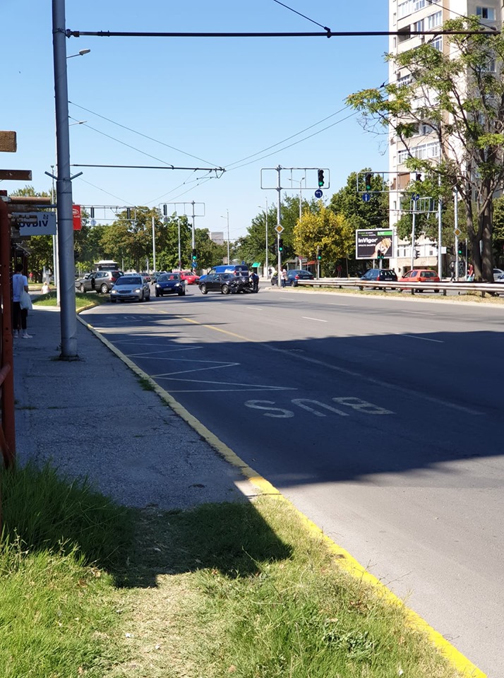 Меле в Пловдив! Два автомобила са смачкани, единият е без предница