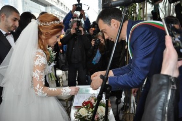 Бургас: Първата двойка, която кметът Димитър Николов венча в Деня на влюбените, вече има бебе
