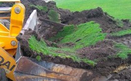 Започна подмяната на тревното покритие на