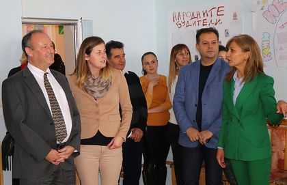 Велико Търново: Посланикът на САЩ Ерик Рубин посети Кризисен център за деца жертви на трафик и насилие в село Балван