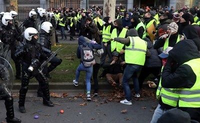 "Незавасимая газета": Протестите на френските "жълти жилетки" може да имат катастрофални последствия