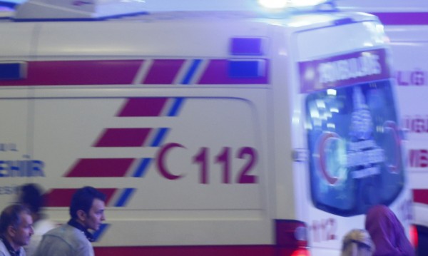 Автобус връхлетя върху спирка в Истанбул, трима загинаха