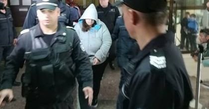 Обвинената за убийството на таксиджията: Бременна съм! Ренета се изкара и психично болна