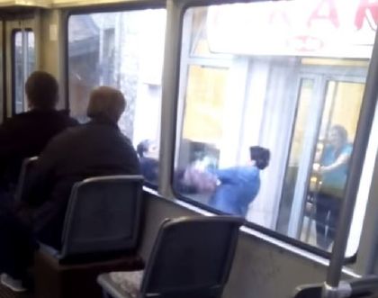 Две жени направиха як кютек в автобус заради вярата си (ВИДЕО)