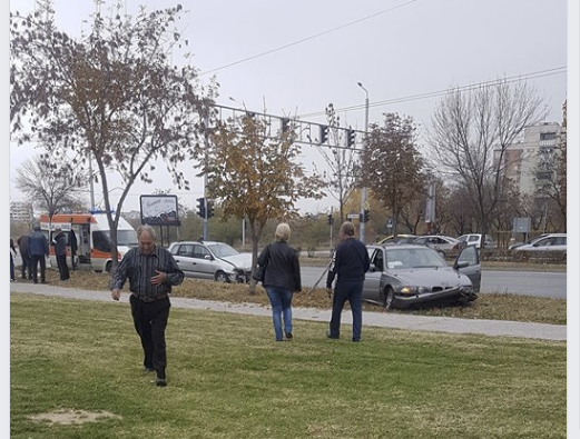 СНИМКА: Катастрофа на метри от трагичния инцидент в Тракия, БМВ спря в тревните площи