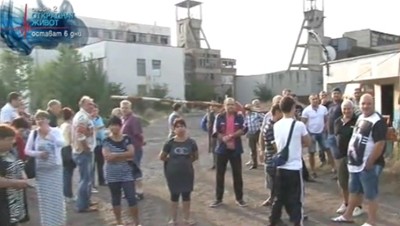 Миньори остават без дом, блокират пътя Бургас - Слънчев бряг
