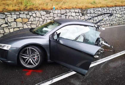 Страшно меле: Audi R8 се разцепи на две след сблъсък, а водачът ... (СНИМКИ)