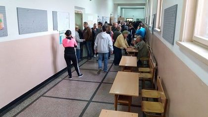 Опашки пред СИК, някои чакат час, за да гласуват