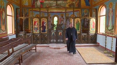 Свещеник направи фолк концерт, за да спаси църквата си