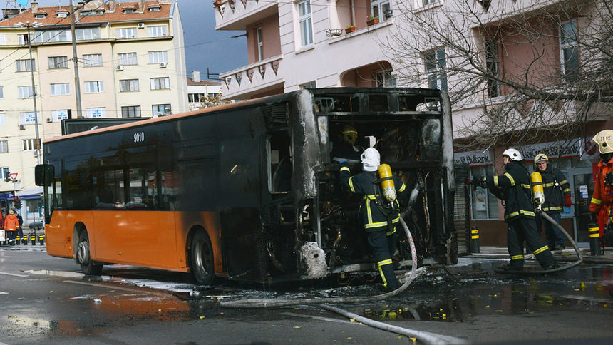Автобус пламна в движение в София! Огънят лумнал за секунди, пътниците в шок