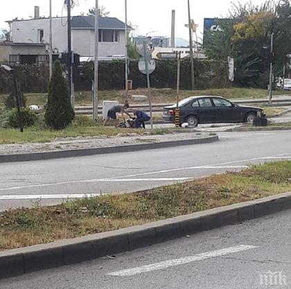 БМВ помете моторист във Варна (СНИМКА)