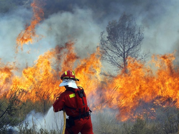 Над 900 пожарникари се борят с огнената стихия в Португалия