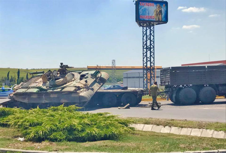 Танк падна от платформа, блокира кръстовище в Хасково