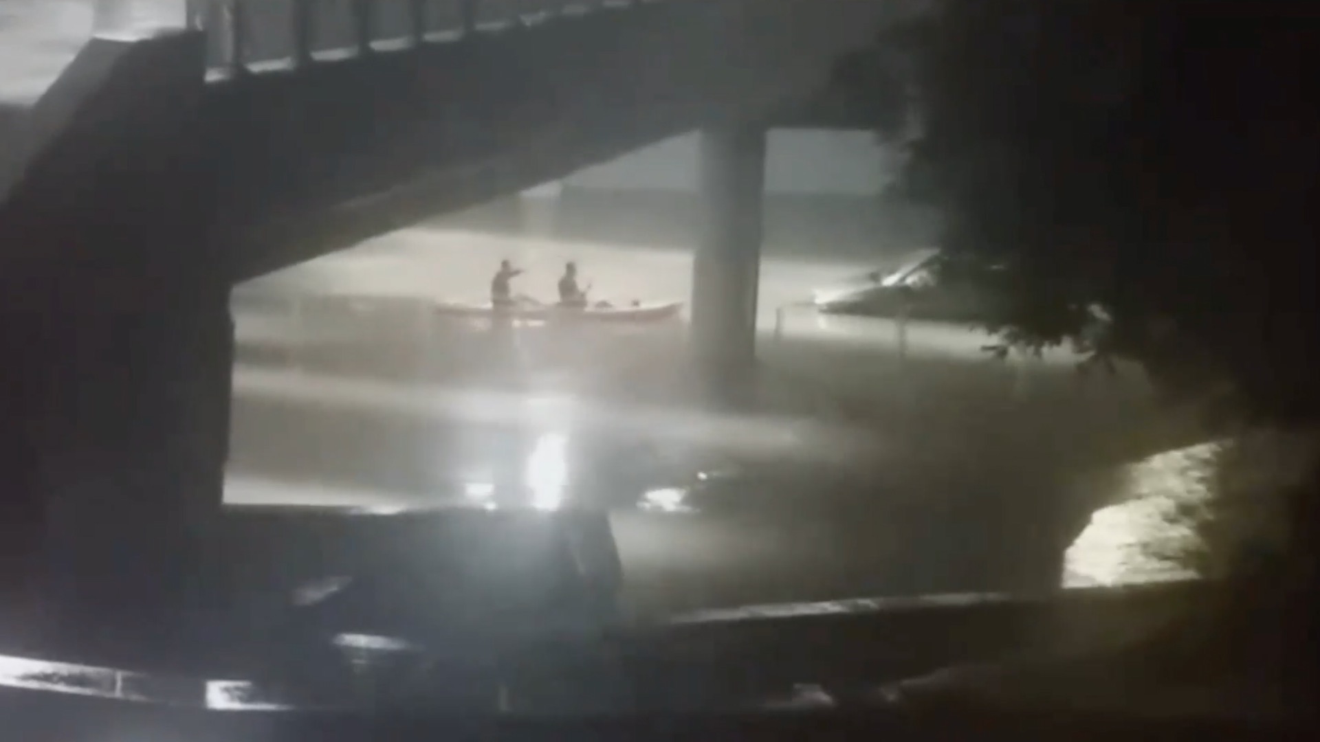 ВИДЕО: Пловдивчни преплуваха с двуместно кану подлеза на Гладстон (ВИДЕО)