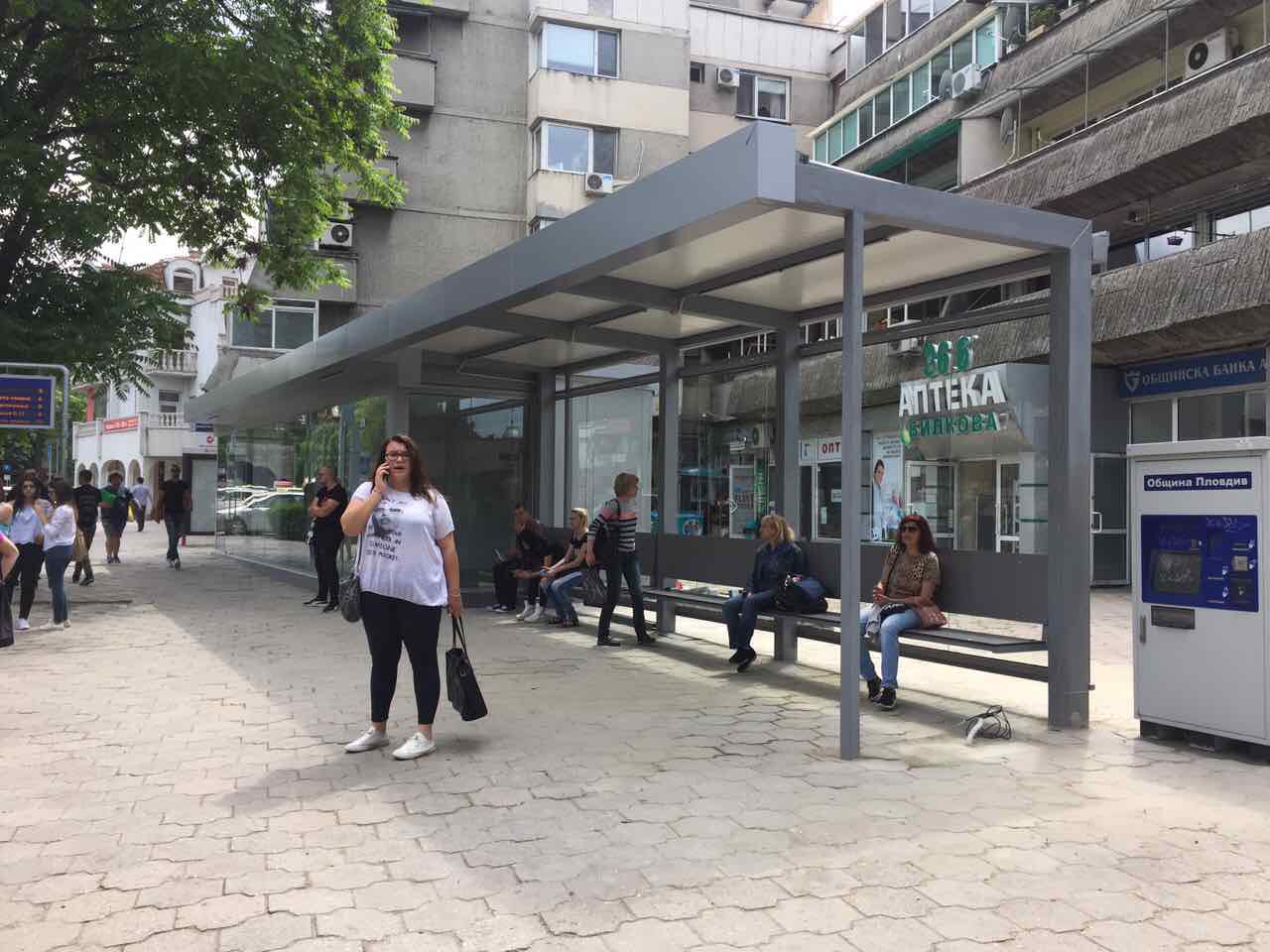Дългоочаквана спирка в центъра на Пловдив е готова! Оправда ли очакванията ви? (СНИМКИ)