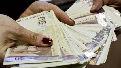 Парите на българите в банките продължават да растат, заемите - не