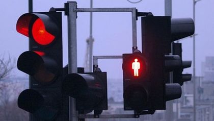 ЕКШЪН В ПЛОВДИВ! Автобус мина на червено, едва не прегази пешеходци