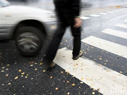 БМВ помете жена на