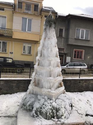Ледена елха ще радва туристи в Чепеларе