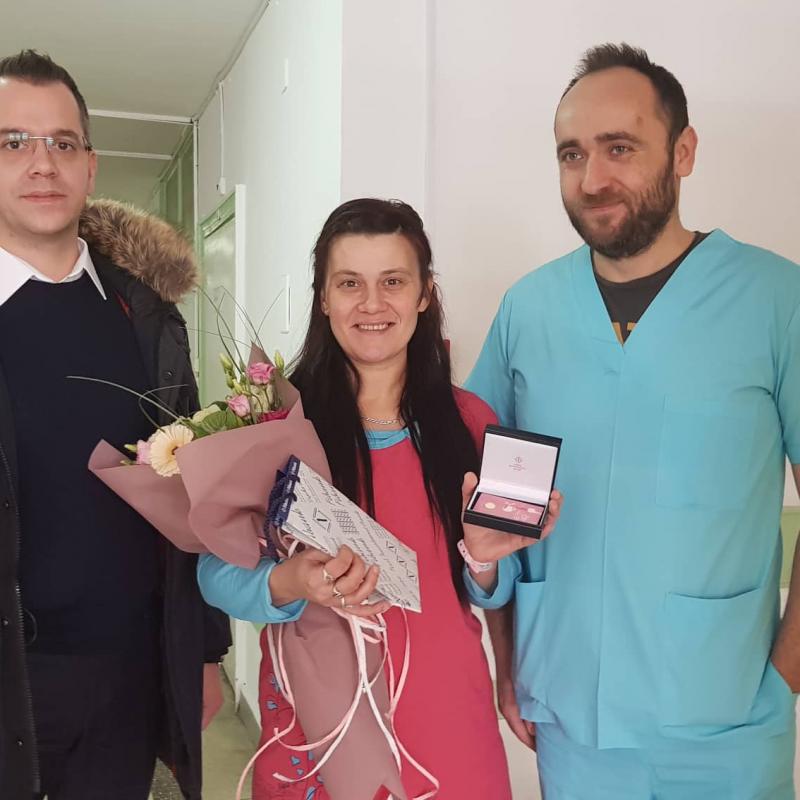 Добрич: Кметът Йордан Йорданов дари със златна монета първото бебе на града за 2019 г.