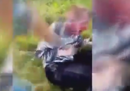 Брутално! Тинейджъри пребиха зверски заподозрян педофил (ВИДЕО 18+)
