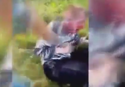Брутално! Тинейджъри пребиха зверски заподозрян педофил (ВИДЕО 18+)