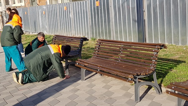 Благоевград: Вандали унищожиха нови пейки по бул. „Св. св. Кирил и Методий“, Общината ги поднови своевременно
