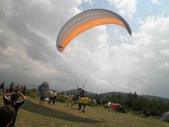 Парапланерист се приземи върху дървета в района на Сопот