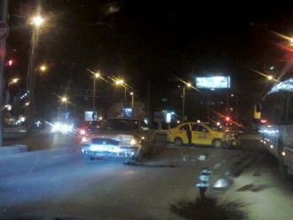 "Фолксваген" се блъсна в 3 стълба в Пловдив, водачът загина на място!
