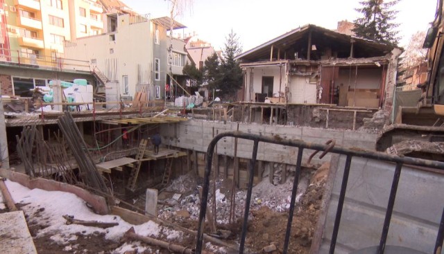 Строеж в София събори стената на обитаема къща