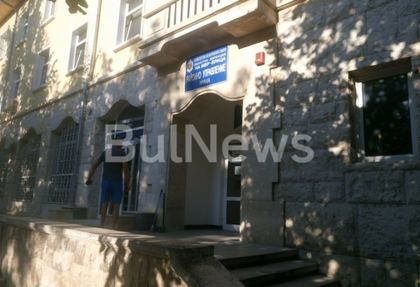 Нелеп екшън: Полицаи се биха в районното във Враца (СНИМКИ)