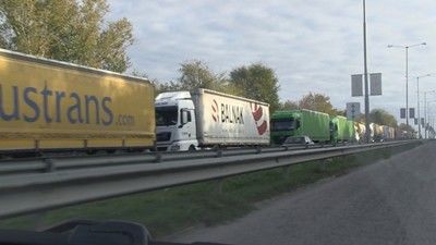 3 километра е опашката от камиони на
