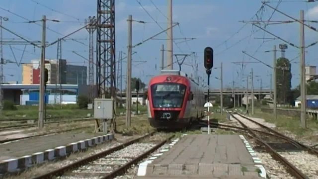 Борят се за живота на детето, което си направи селфи върху вагон на 