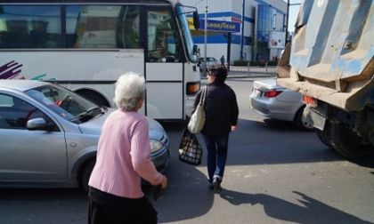 Шофьор блъсна възрастна пешеходка на бул. Ал. Стамболийски