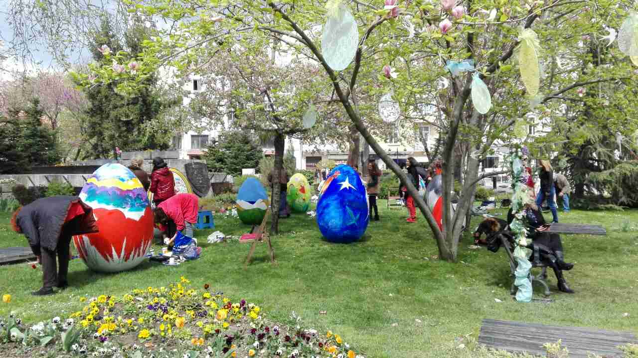 СНИМКИ: Пловдивчани луднаха по гигантски великденски яйца