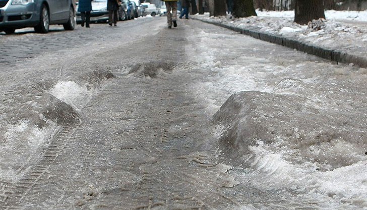Заледени улици изпратиха 22-ма русенци в Спешното