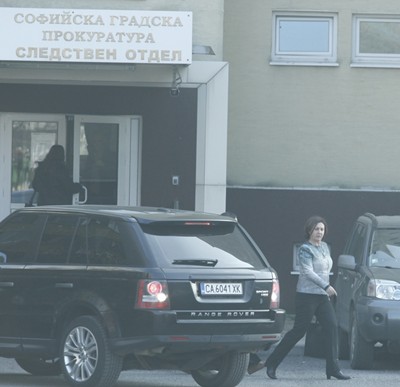 Черен луксозен джип докара Бъчварова в следствието
