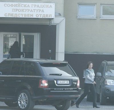 Черен луксозен джип докара Бъчварова в следствието