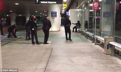Човек в костюм на Зоро е задържан на летището в LA