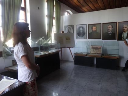 В Карлово откриха фотоизложба за съратниците на Левски