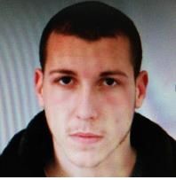 МВР: 23-годишен е мъжът, блъснал и ранил полицейски служител, полицията го издирва